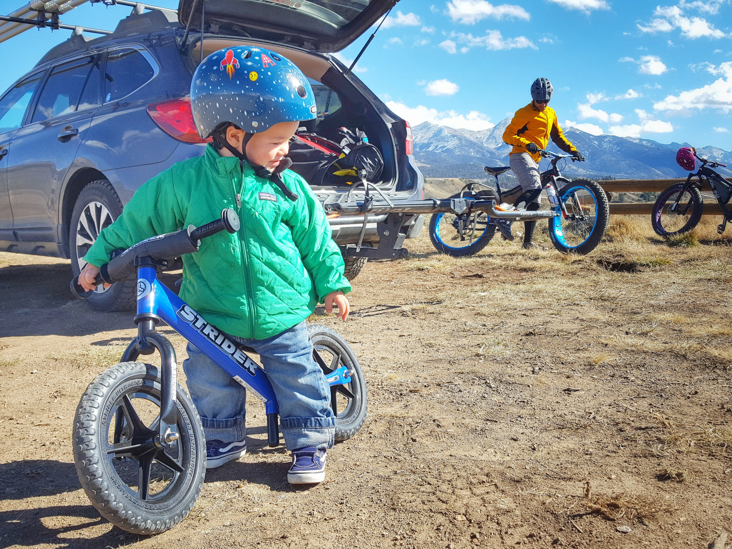 Toddler on blue 12 Sport ready to ride the trails with Dad
